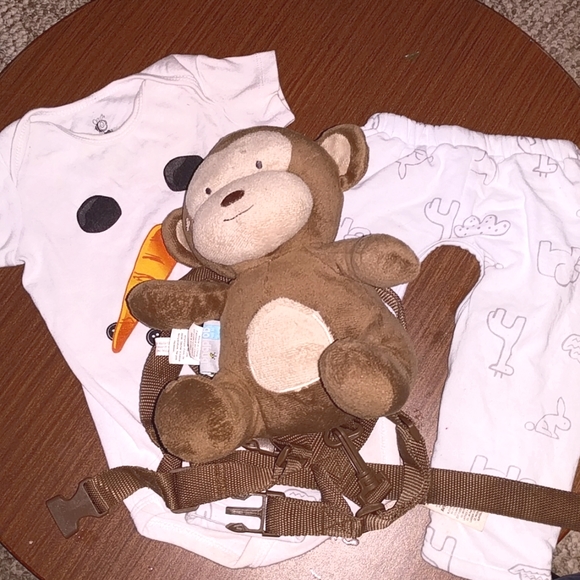 12M outfit + safe distance training Monkey backpack. - Picture 2 of 6